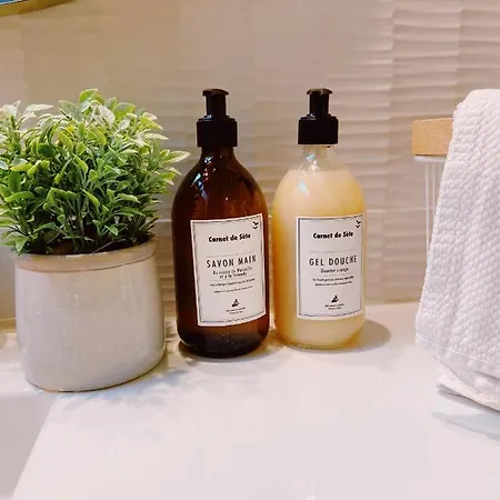 Le Carnet De Et Sa Vue Sur Le Canal Σετ